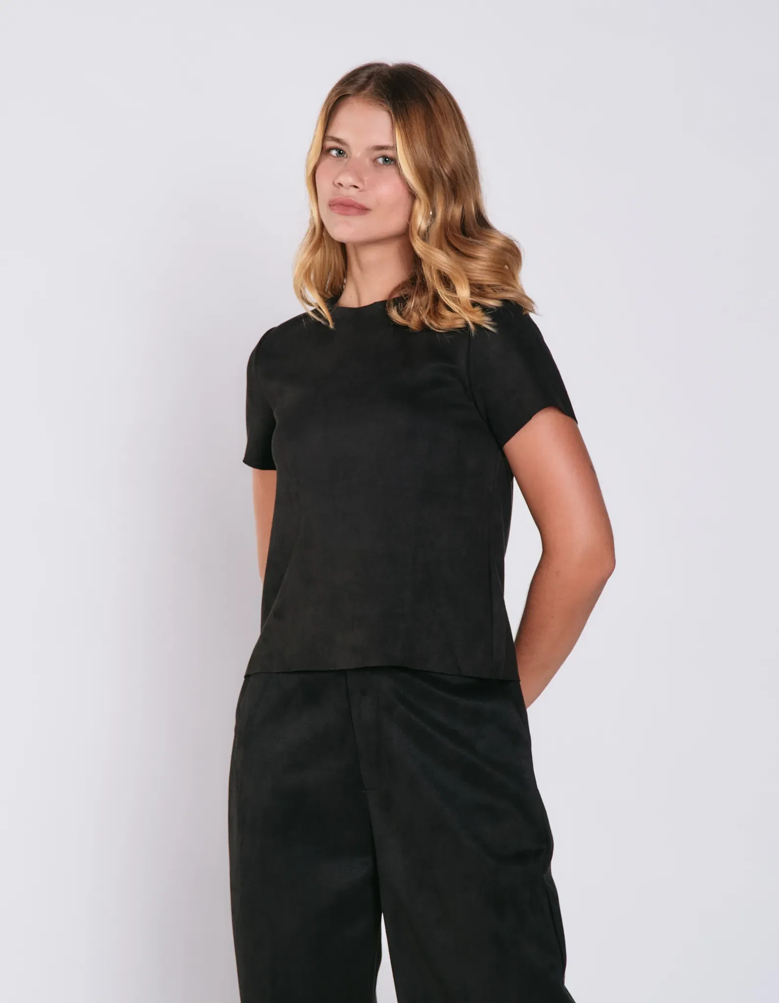 Blusa Manga Curta Suede - Preto