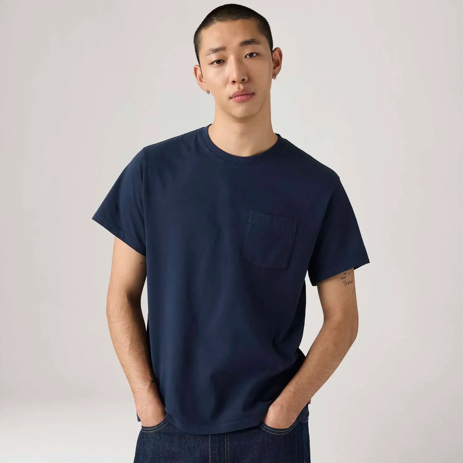 Camiseta Levi's® Essential Pocket Tee Azul Marinho Manga Curta