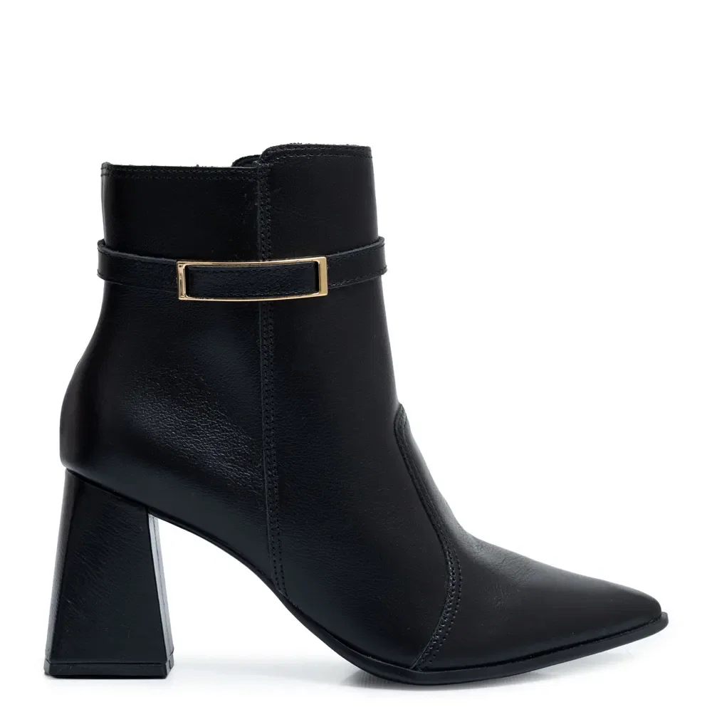 Ankle Boot Preta Couro Enfeite Passador