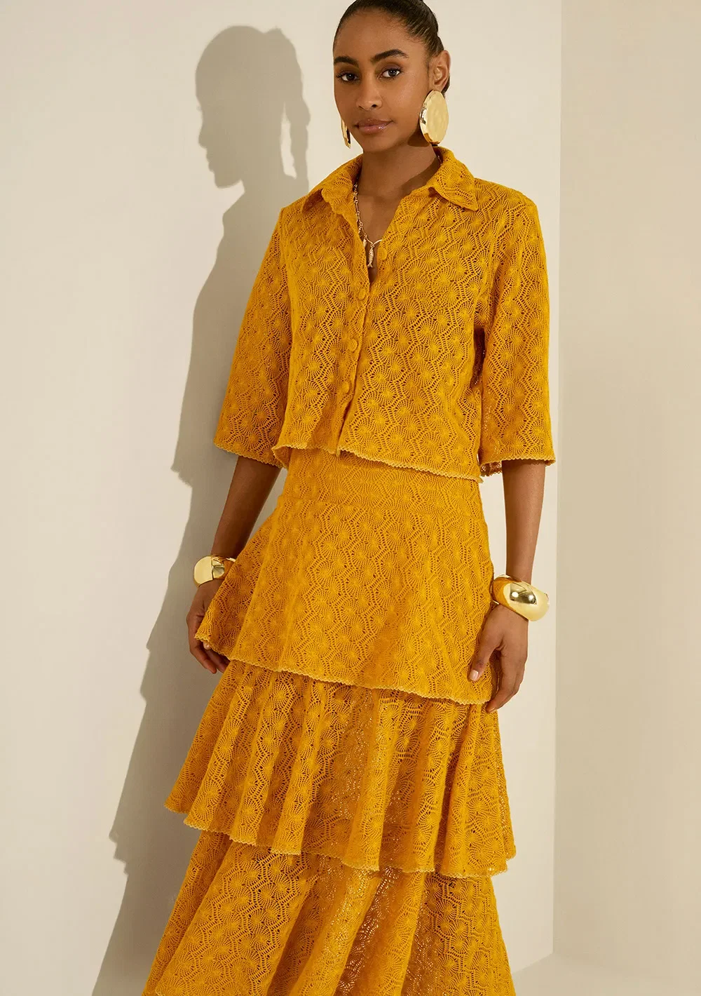 Camisa Morena Rosa Solta Gola Clássica Manga Curta Padrão Amarelo