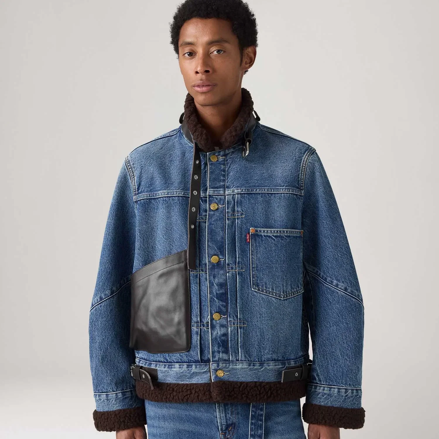 Jaqueta Jeans Levi's® x sacai Sherpa Lavagem Média — imagem 1