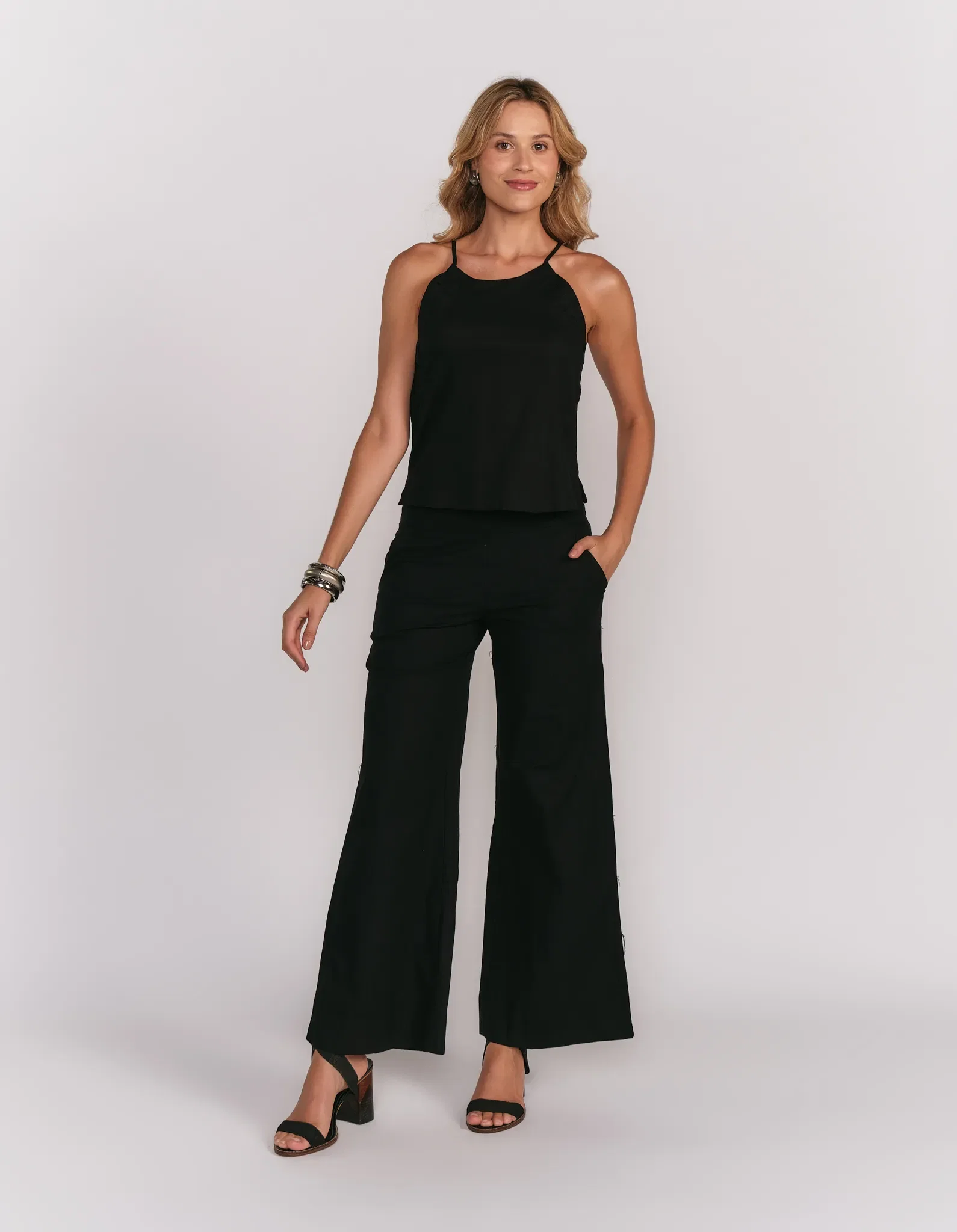 Calça Alfaiataria Flare Bolso Cóstas - Preto — imagem 1
