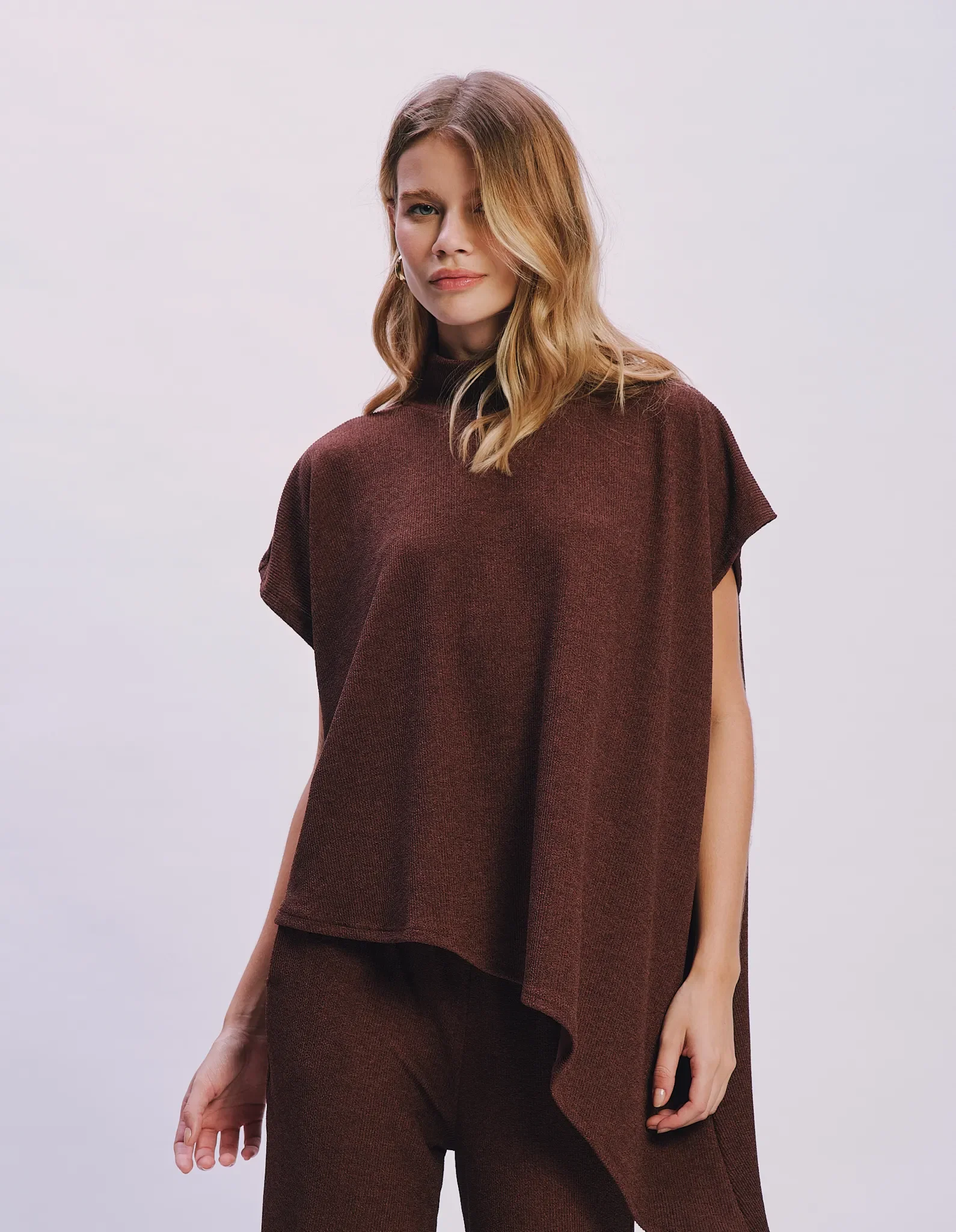 Blusa Ampla Gola Alta - Marrom