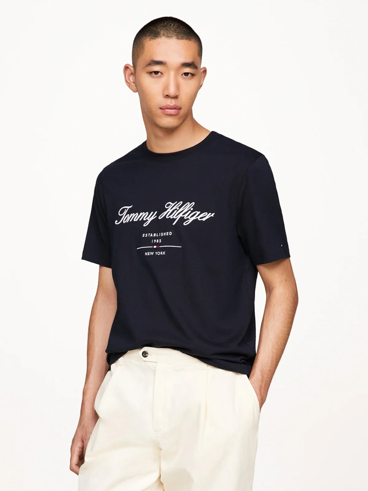 Camiseta Logo Cursivo Bordado — imagem 1