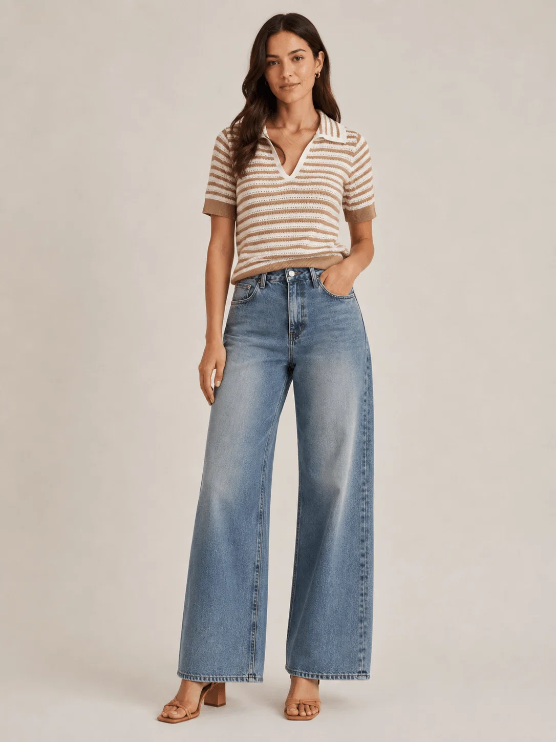 Blusa Tricô Decote v Gola Polo Listrada - Bege C/ Branco — imagem 1