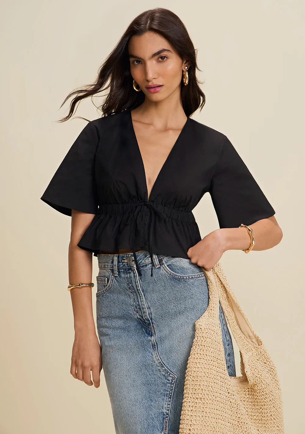 Blusa Solta Decote V Manga Curta Cropped Preto — imagem 1