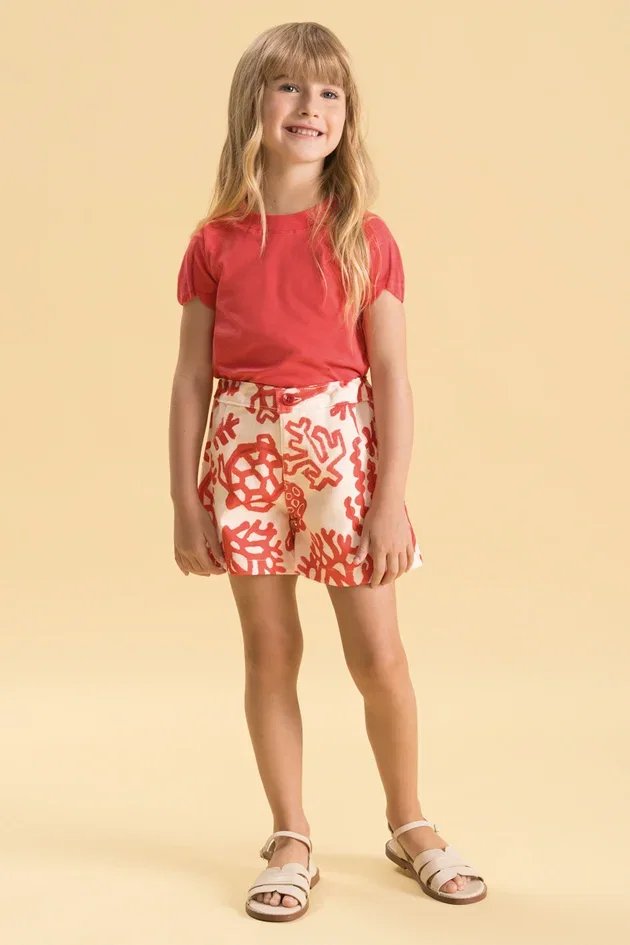 Conjunto Infantil com Blusa em Meia Malha e Shorts Curto em Sarja Estampada